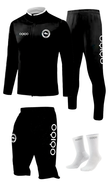 Conjunto deportivo negro con sudadera, pantalones y calcetines blancos.