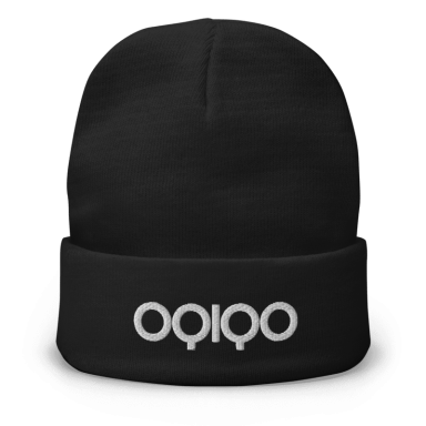 Gorro negro de lana con logo en la parte frontal en color blanco.