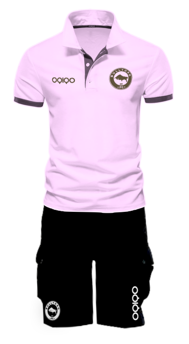 Camisa polo rosa con pantalones cortos negros, logo en el pecho.