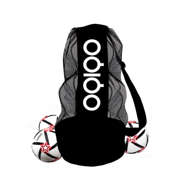 Mochila negra con red y pelotas de fútbol en la parte inferior.
